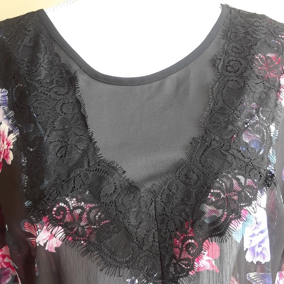 NWT Torrid Floral Blouse with Lace Detailing - Picture 3 of 4
